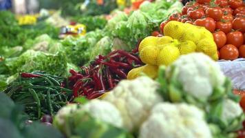 couve-flor e legumes. legumes e couve-flor no balcão no mercado. video