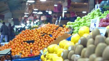 mercato ortofrutticolo. tradizionale mercato ortofrutticolo. visione generale di frutta e commercianti nel mercato. video