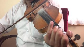 tocando el violín. entrenamiento de violín de primer plano. video