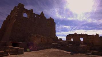 historisch Ottomaanse kasteel, timelapse. onderaanzicht van het historische kasteel uit de Ottomaanse periode. timelase vloeiende wolken video