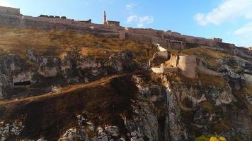castelo histórico e mesquita. mesquita e vista para o mar no topo da montanha. video