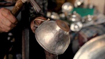 traditionelle Kupferverarbeitung. traditionelle Künste. Herstellung eines Bechers mit Henkel aus Kupfer. video