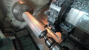 eixo de usinagem no torno. metalurgia. torneiro trabalhando na máquina. trabalho de torno. metalurgia. corte de metal moderna tecnologia de processamento. fresadora cnc produz detalhes de metal na fábrica. video