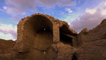 église en accéléré. nuages qui coule et église dans le ciel bleu. église historique mystique et épique. video