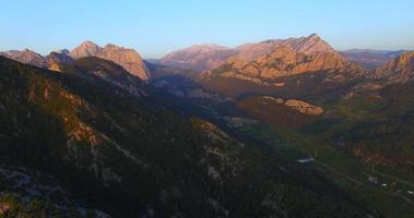 vue du lever du soleil parmi les montagnes. vue parfaite sur la montagne au coucher du soleil, vue imprenable sur la montagne, coucher de soleil parmi les montagnes le soir. video