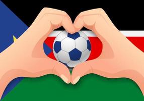 balón de fútbol de sudán del sur y forma de corazón de mano vector