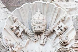 símbolo del estado del vaticano - dos llaves cruzadas y una tiara, estado de la ciudad del vaticano. foto