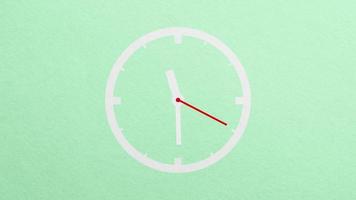 Uhrenpapier auf grünem Hintergrund eingestellt. Stop-Motion-Design video