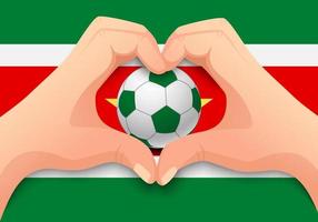 Balón de fútbol de Surinam y forma de corazón de mano vector