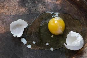 huevo blanco roto con vista superior de yema entera foto