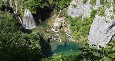 Parque Nacional dos Lagos de Plitvice, na Croácia. área protegida da unesco. beleza natural e maravilha. destino turístico. feriados. água e cachoeiras. cores vibrantes. dia ensolarado e bonito. video