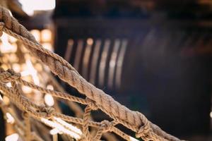 cabrestante de madera de un velero y cuerdas en la cubierta del buque de guerra pirata medieval foto