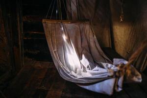 cabrestante de madera de un velero y cuerdas en la cubierta del buque de guerra pirata medieval foto