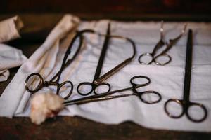 instrumentos quirúrgicos para operaciones médicas en una mesa de madera. foto