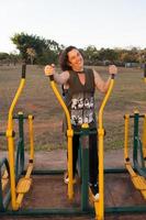 mujer madura trabajando tratando de ponerse en forma en un parque de fitness al aire libre