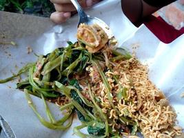 tipat cantok bali o ketoprak. comida culinaria indonesia foto