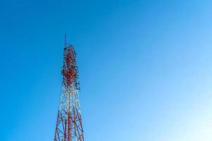 antena de torre de telecomunicaciones y satélite en red celular. foto