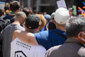 san francisco, ca, usa - 22 de junio de 2022, desfile del orgullo, 2 hombres viendo el desfile foto