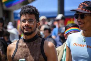 san francisco, ca, usa - 22 de junio de 2022, desfile del orgullo, persona con una camisa de malla caminando junto al desfile. foto