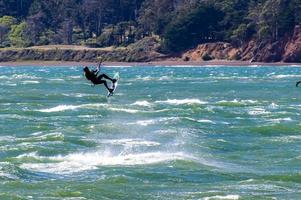 kitesurf en la bahía de san francisco con el telón de fondo de los promontorios de marin foto