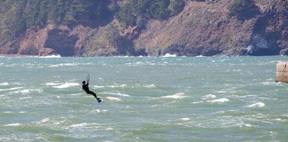 surfista de cometas en la bahía de san francisco contra el telón de fondo de los promontorios de marin foto