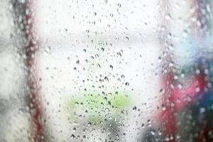 fondo de vidrio de gota de agua, gota de agua natural después de la lluvia, gotas de lluvia en la ventana de vidrio en la temporada de lluvias foto