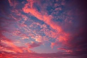 cielo dramático nube roja increíble color púrpura nubes puesta de sol naturaleza colorida con fondo de cielo azul foto