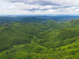 vista aérea árboles forestales fondo jungla naturaleza árbol verde en la vista superior de la montaña, paisaje de la colina del bosque paisaje del río en el sudeste asiático salvaje tropical foto