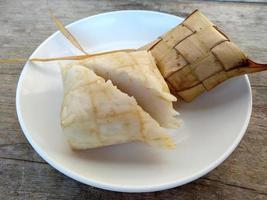 ketupat o albóndigas de arroz en un plato. comida culinaria indonesia foto