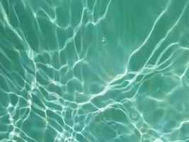 desenfoque de agua borrosa en la piscina fondo de detalle de agua ondulada foto