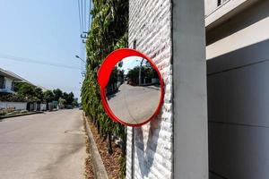 espejo de tráfico en la pared en la intersección o curva del concepto de carretera, seguridad y protección, cerrar foto