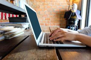 mujer oficinista está escribiendo teclado, cerrar foto