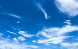 cielo azul con nubes blancas en el día del sol, espacio para texto o mensaje web o diseño de arquitectura foto