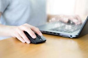 mujer usando laptop con icono de correo electrónico foto