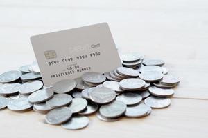 una tarjeta de débito con monedas foto