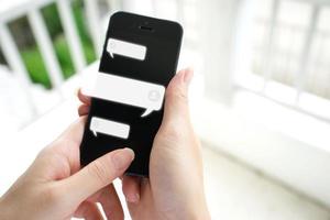 mano de mujer escribiendo texto en un teléfono inteligente móvil. chat en vivo en línea chateando en la aplicación foto