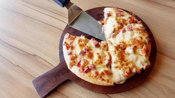 Grilled Chicken and Roasted Pepper Pizza photo