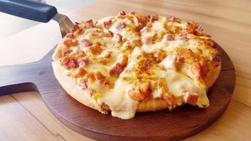 Grilled Chicken and Roasted Pepper Pizza photo