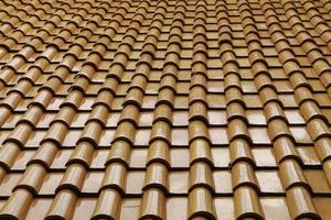 superficies del techo del templo tailandés: las superficies semicirculares naranjas hechas de terracota en el techo de un templo tailandés hechas por artesanos delicados son bellas artes. foto