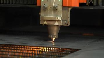 laserskärning, industri. metalldelen skärs i laserskärmaskinen. video