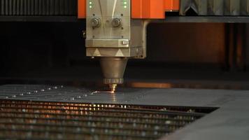 Zeitraffervideo einer CNC-Laserschneidmaschine. Das Blech wird auf der CNC-Maschine geschnitten und Löcher werden darauf gebohrt. Laserschneidgerät nach Laserlicht und Laserlicht. video