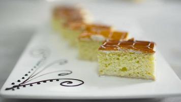 trilece con salsa al caramello dolce. trilece con salsa al caramello piatto di presentazione per dessert. elegante e appariscente. video