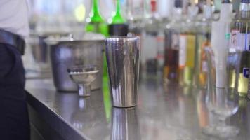 Herstellung einer Mischung aus Alkohol und Saft. Cocktail-Rührschüssel. video