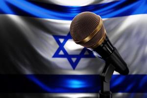 micrófono en el fondo de la bandera nacional de israel, ilustración 3d realista. premio de música, karaoke, radio y equipo de sonido de estudio de grabación foto