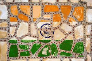 bandera nacional de la india en el fondo de la pared de piedra. bandera de bandera sobre fondo de textura de piedra. foto