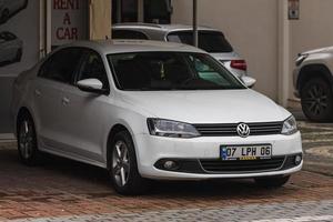 lado pavo 04 de marzo de 2022 volkswagen jetta blanco está estacionado en la calle en un cálido día de verano foto