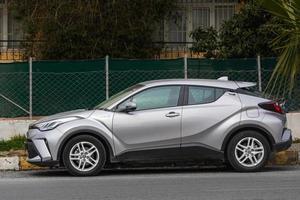 lado turquía 20 de febrero de 2022 toyota chr plateado está estacionado en la calle en un cálido día de verano con el telón de fondo de un edificio, calle foto