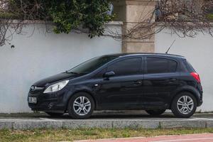 Turquía lateral 23 de febrero de 2022 el opel corsa negro está estacionado en la calle en un día cálido foto