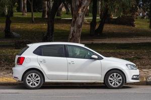 lado turquía 20 de febrero de 2022 volkswagen polo blanco está estacionado en la calle en un día cálido foto