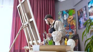 pintor pintando em casa. pintor que pinta pinturas a óleo em casa. video